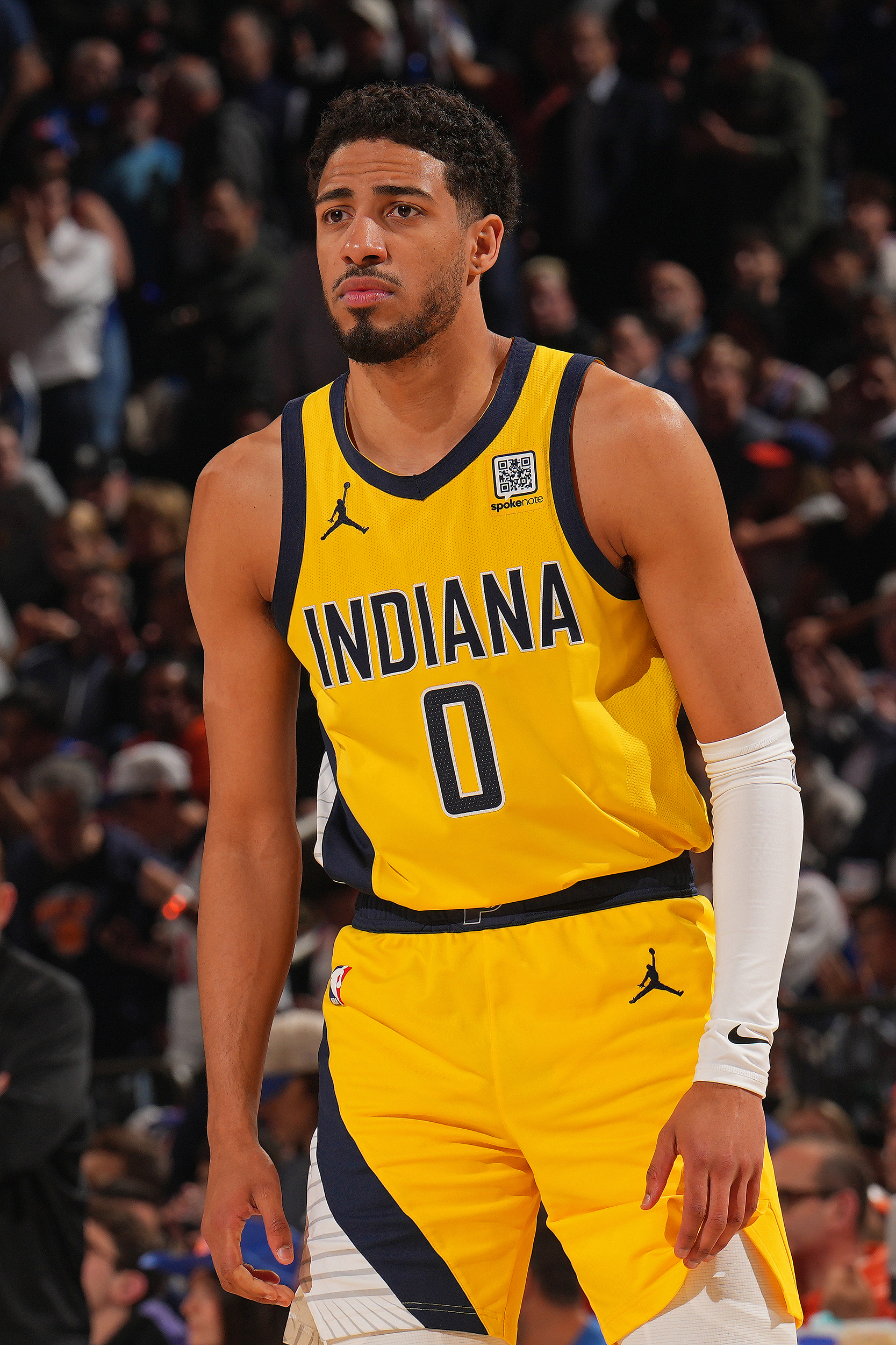 b体育-😍这是真爱啊！一位步行者球迷做了哈利伯顿锁喉动作的纹身